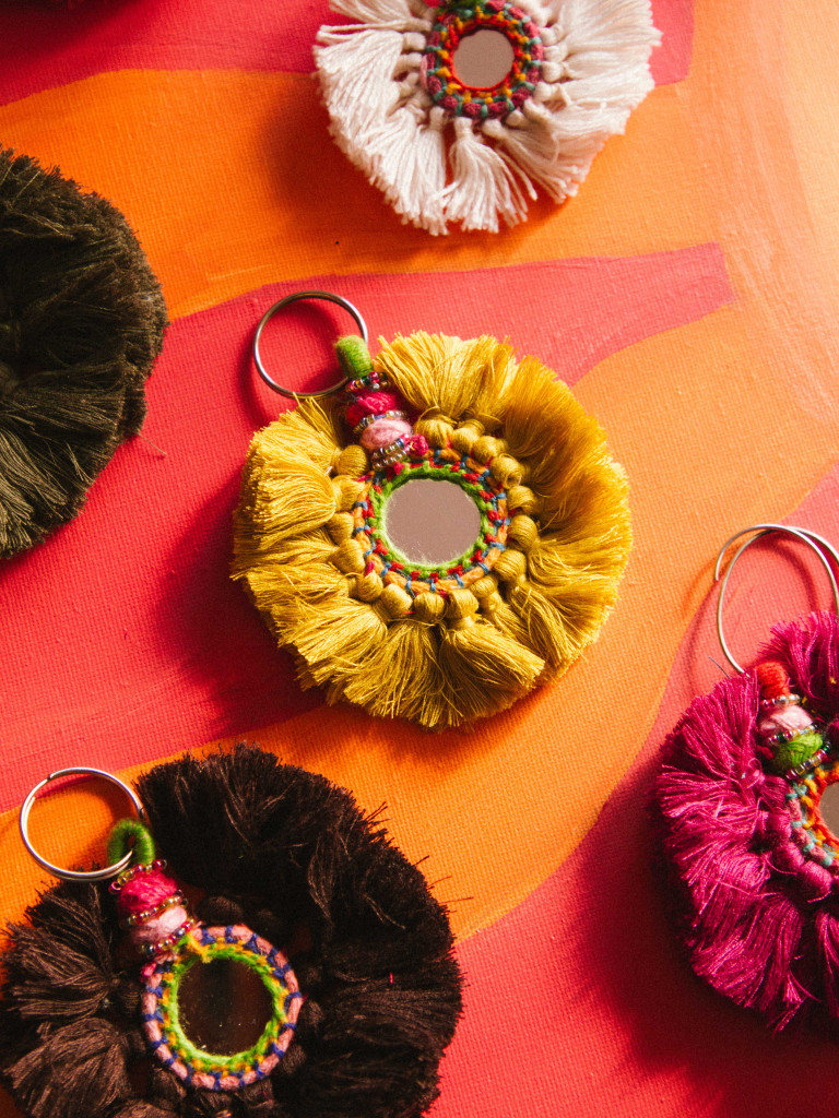 ESPEJITO MÁGICO KEYRING YELLOW 01